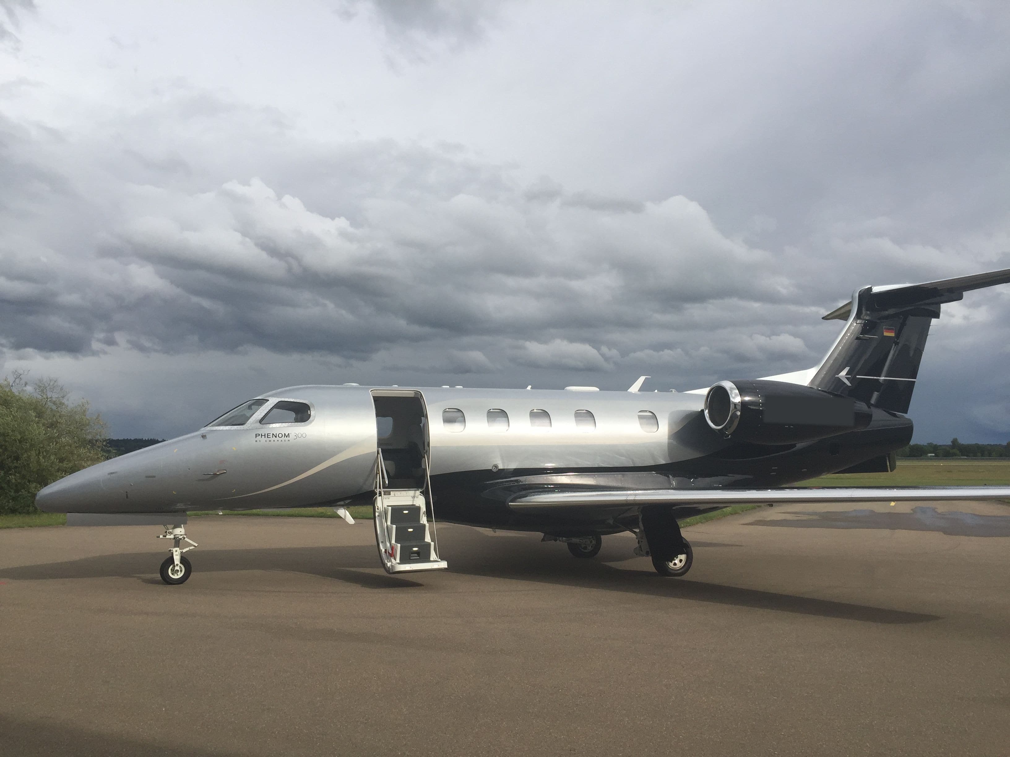 Embraer Phenom 300 - image 1
