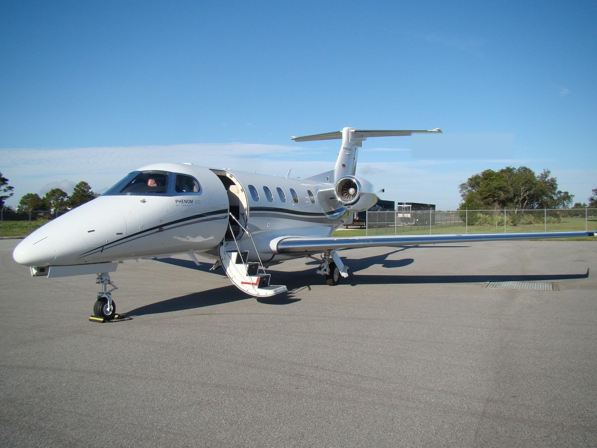 Embraer Phenom 300 - image 5