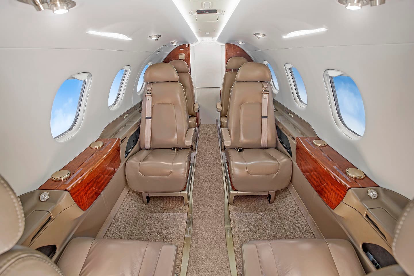 Embraer Phenom 300 - image 7