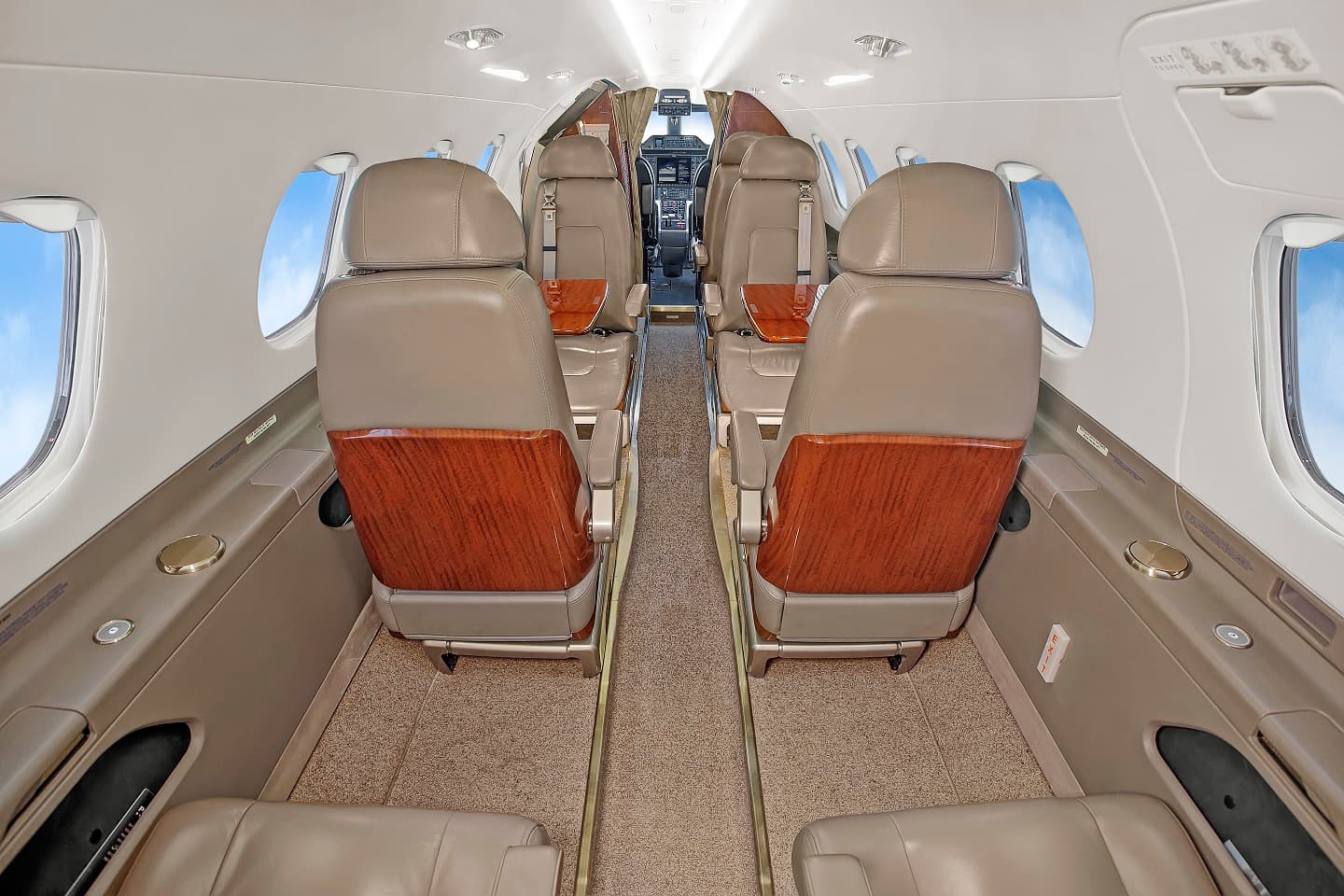 Embraer Phenom 300 - image 8