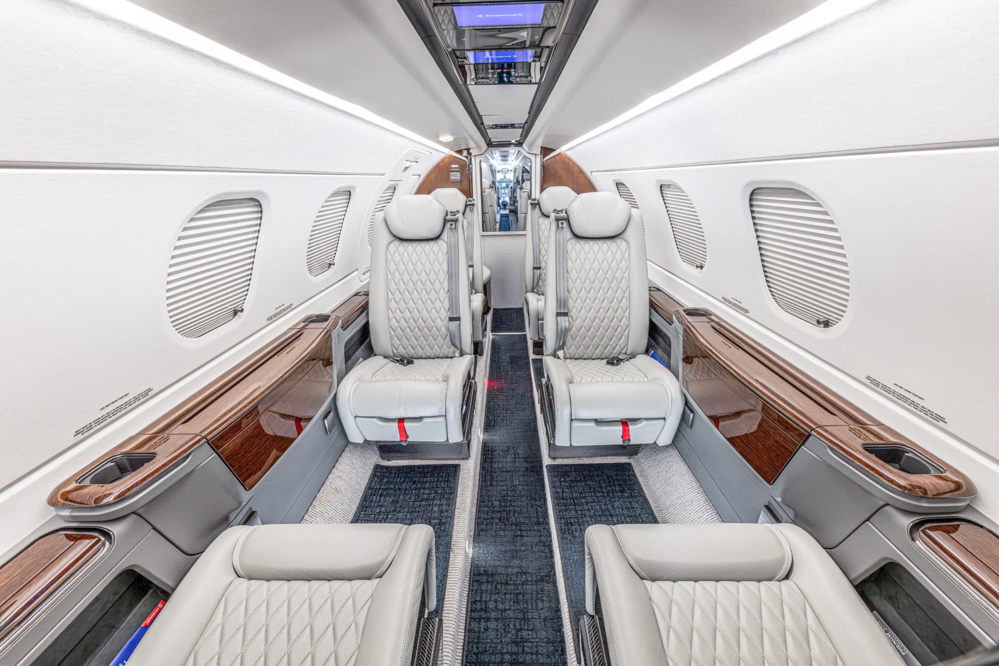 Embraer Phenom 300 - image 7