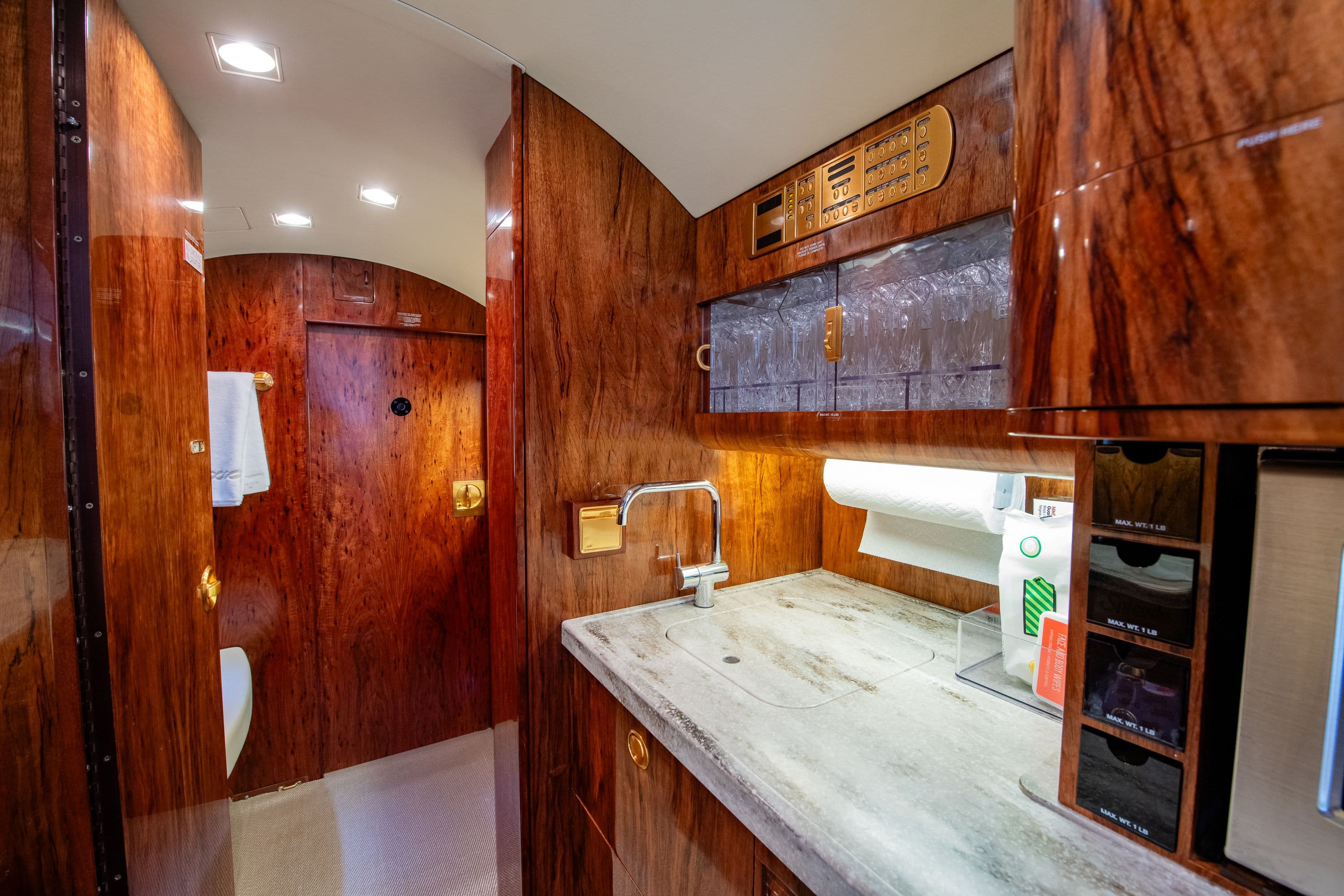 Gulfstream G550 - image 4