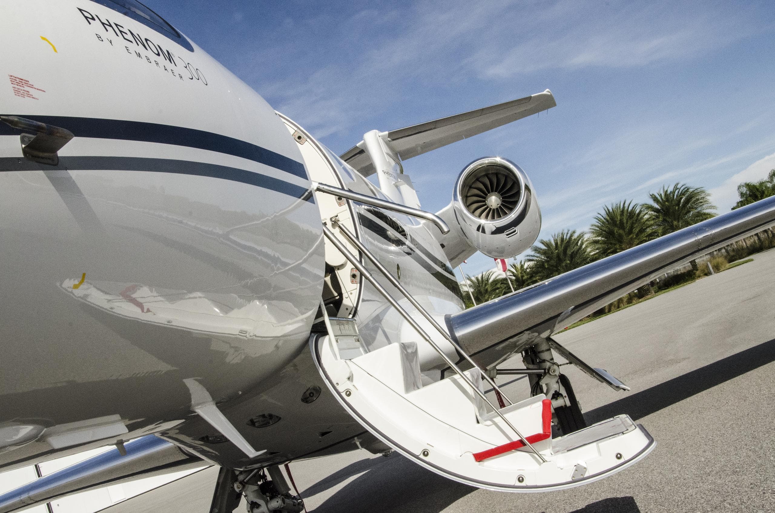 Embraer Phenom 300 - image 4