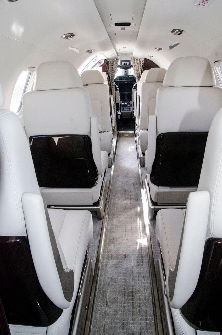 Embraer Phenom 300 - image 2