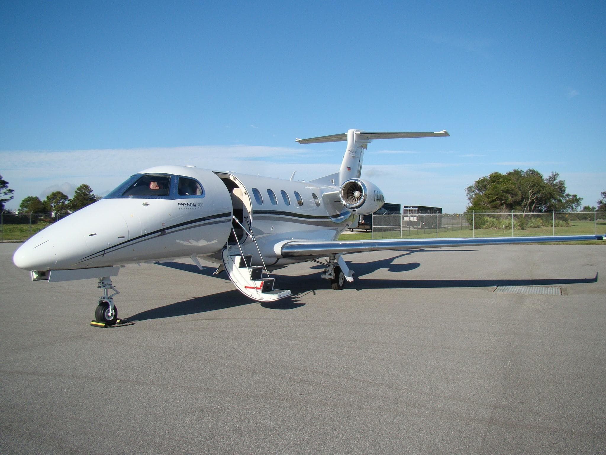 Embraer Phenom 300 - image 1