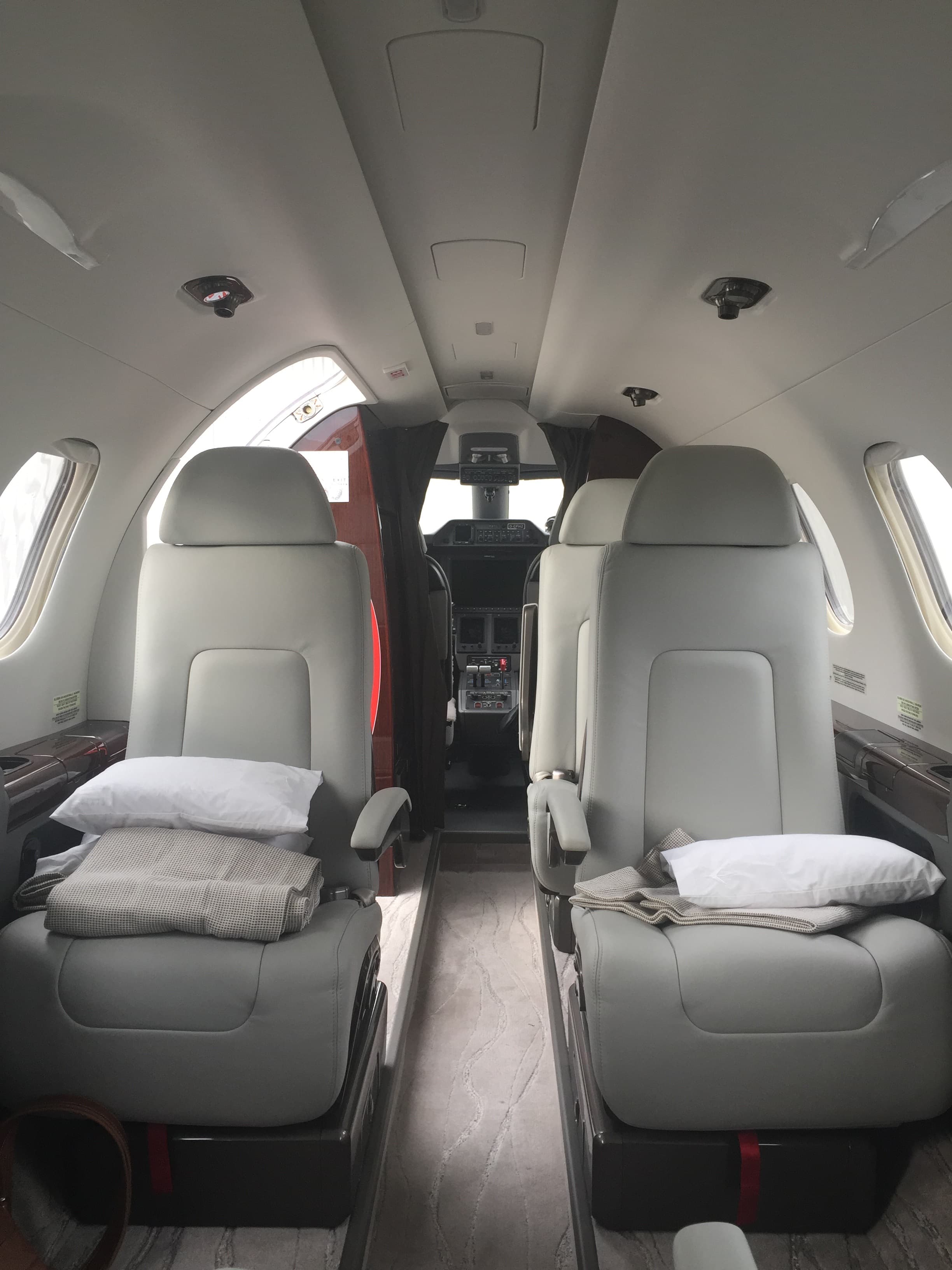 Embraer Phenom 300 - image 2