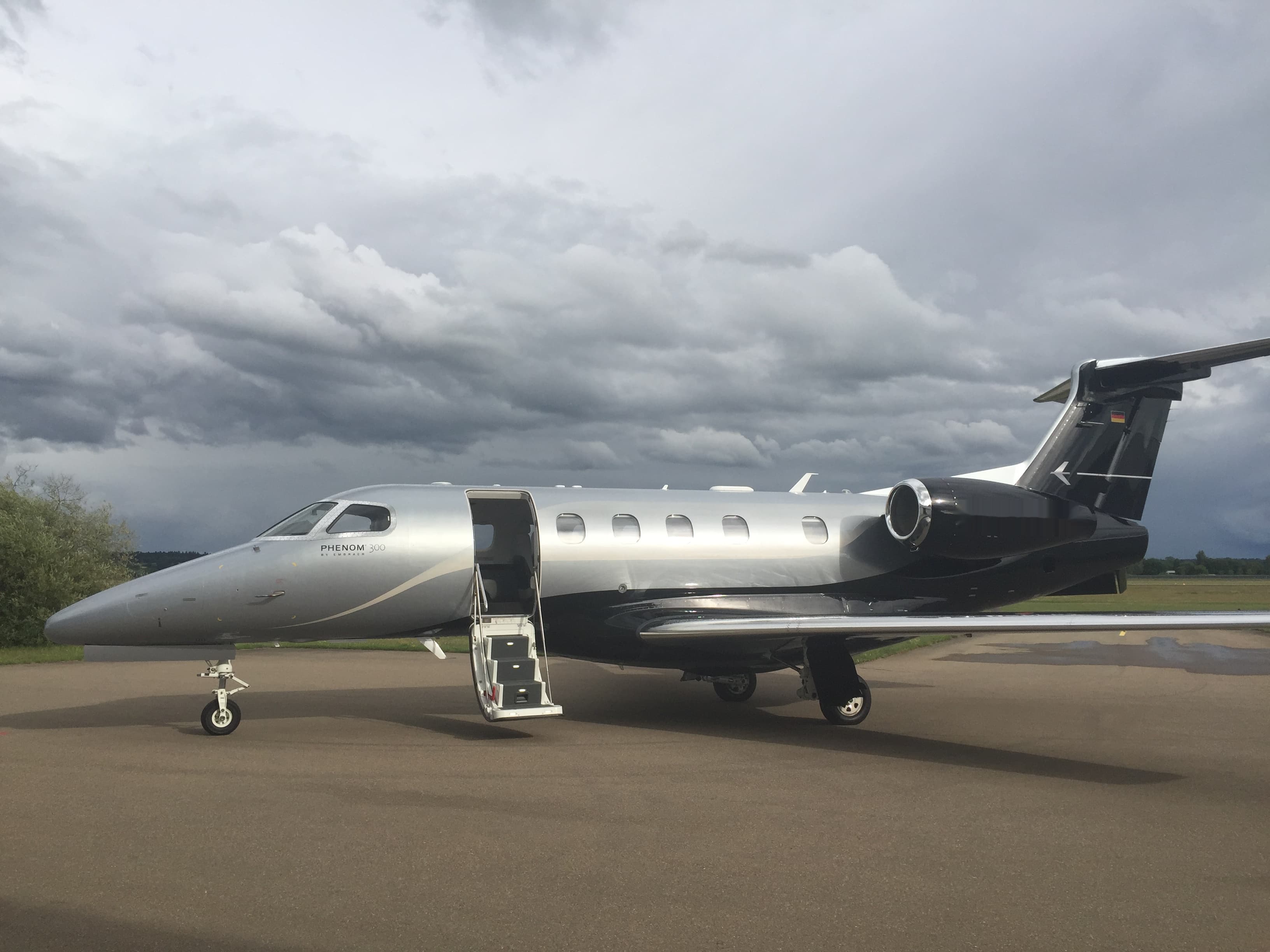 Embraer Phenom 300 - image 6