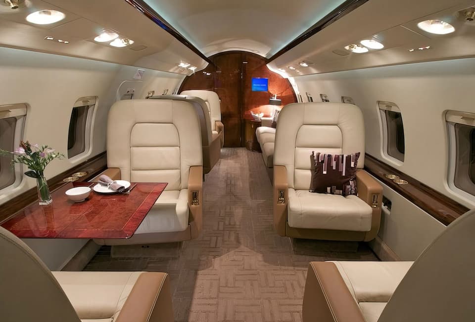 Bombardier Challenger 604 - image 2
