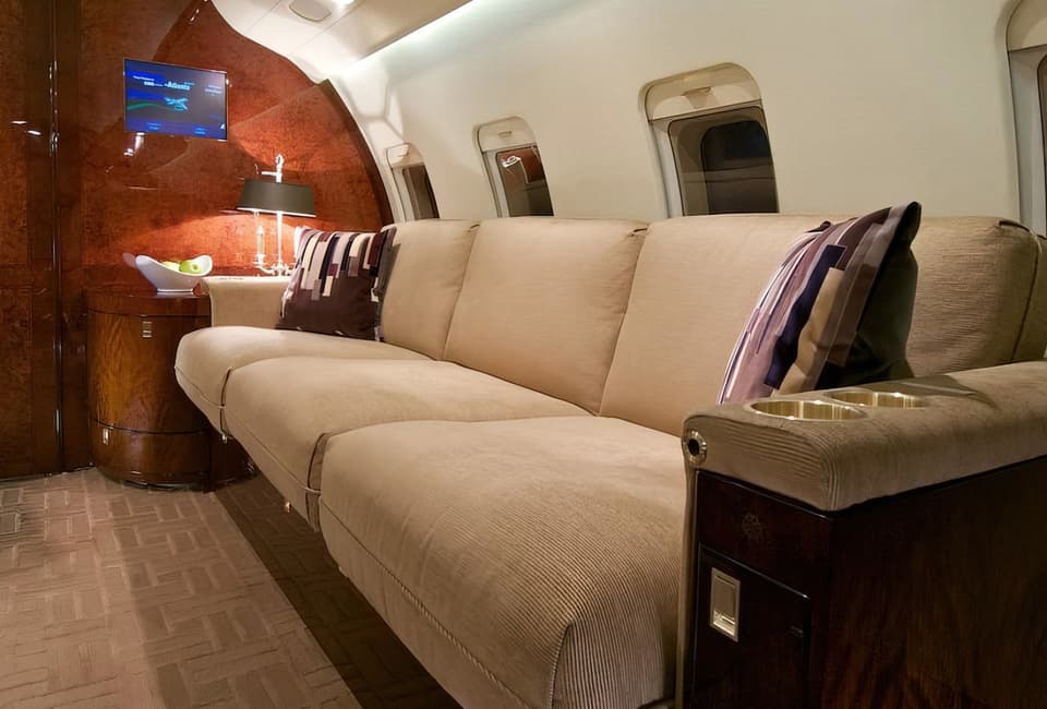 Bombardier Challenger 604 - image 3