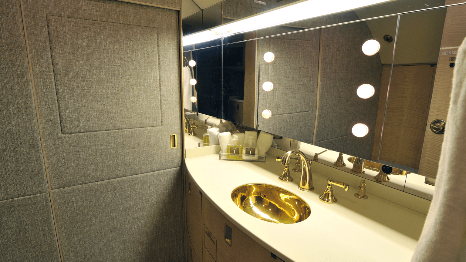 Gulfstream IV - image 8