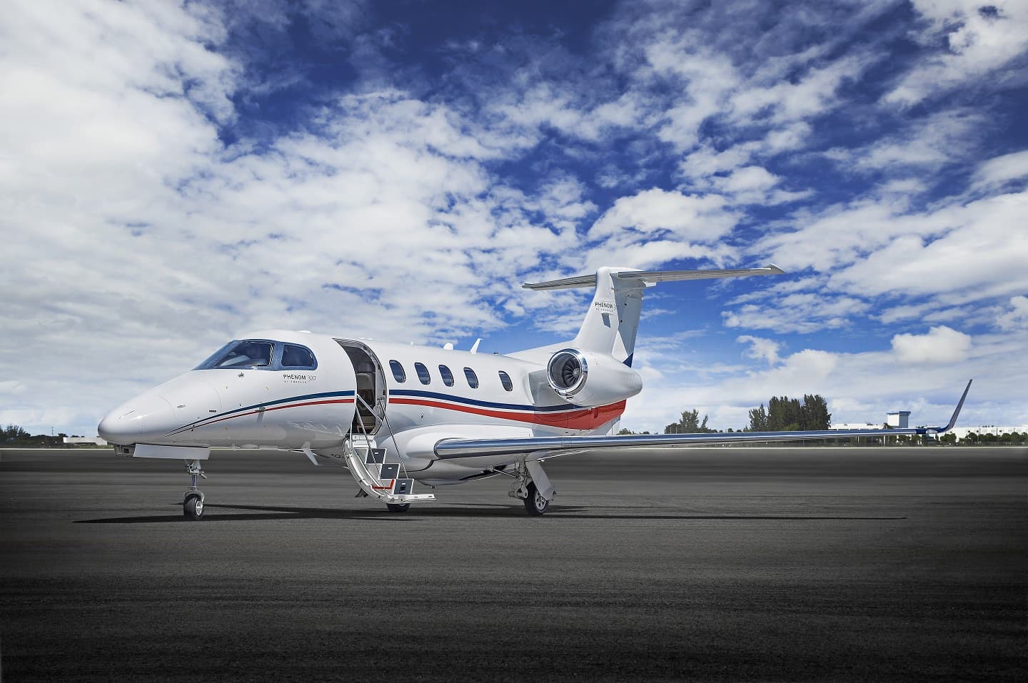 Embraer Phenom 300 - image 1