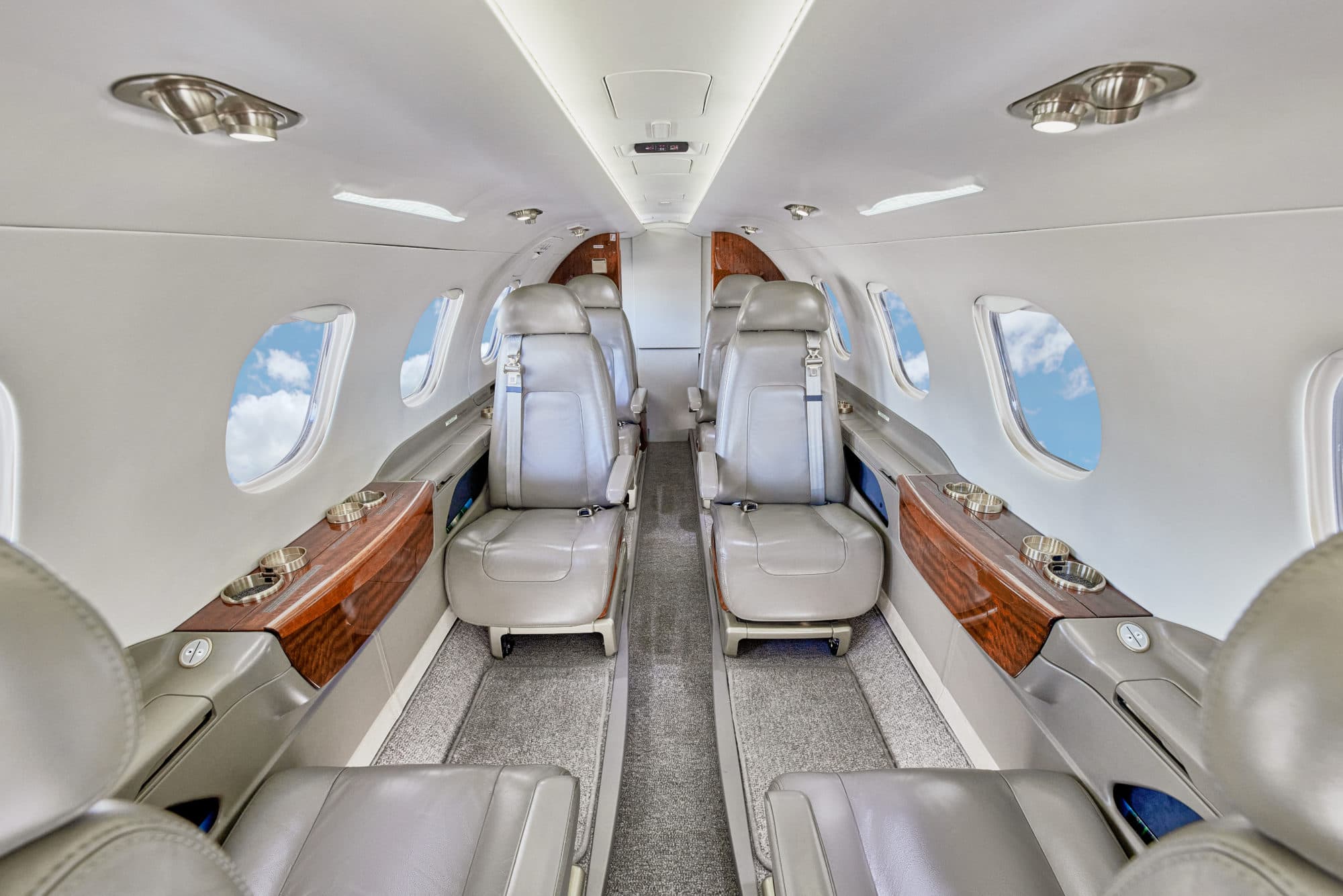Embraer Phenom 300 - image 2
