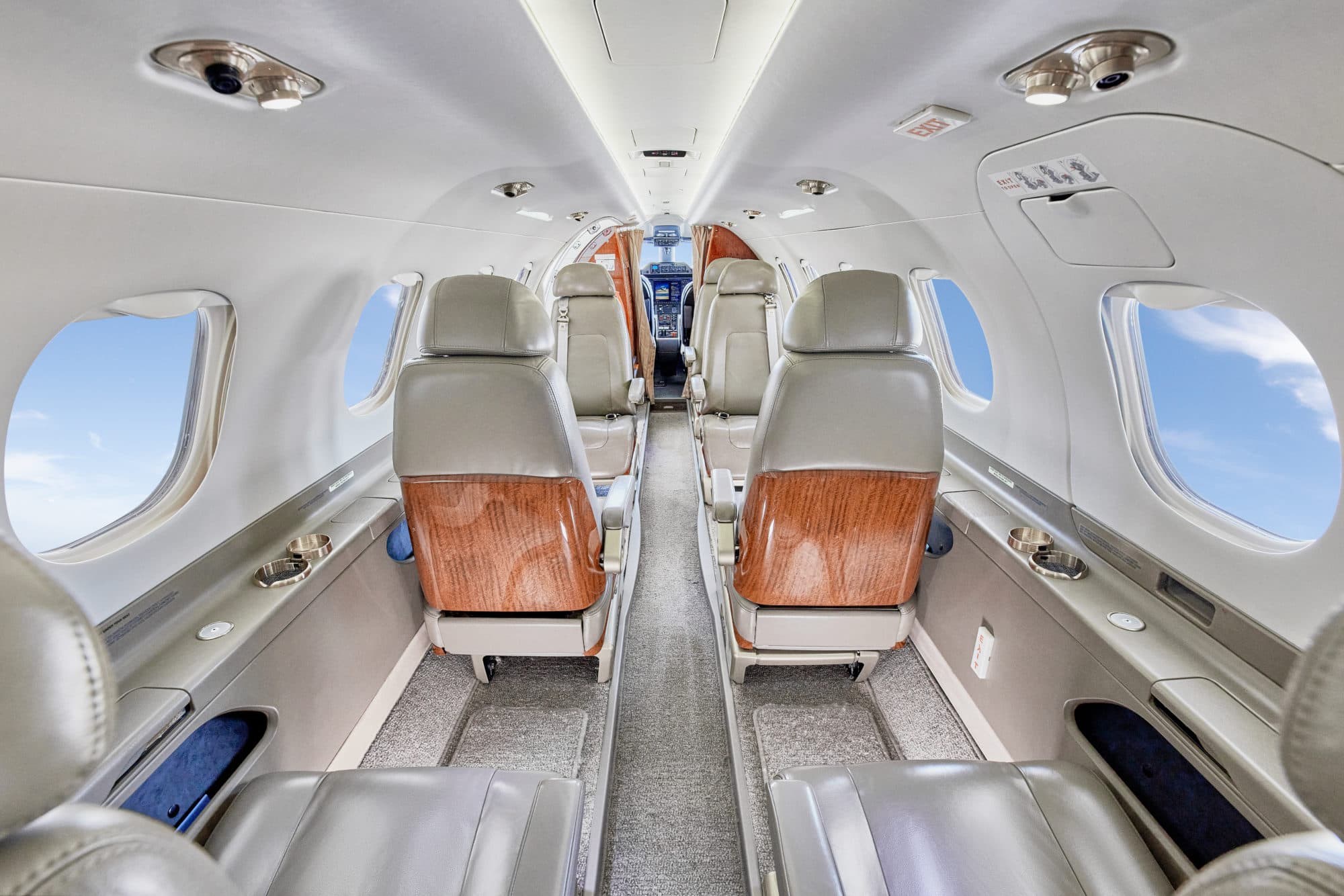 Embraer Phenom 300 - image 3