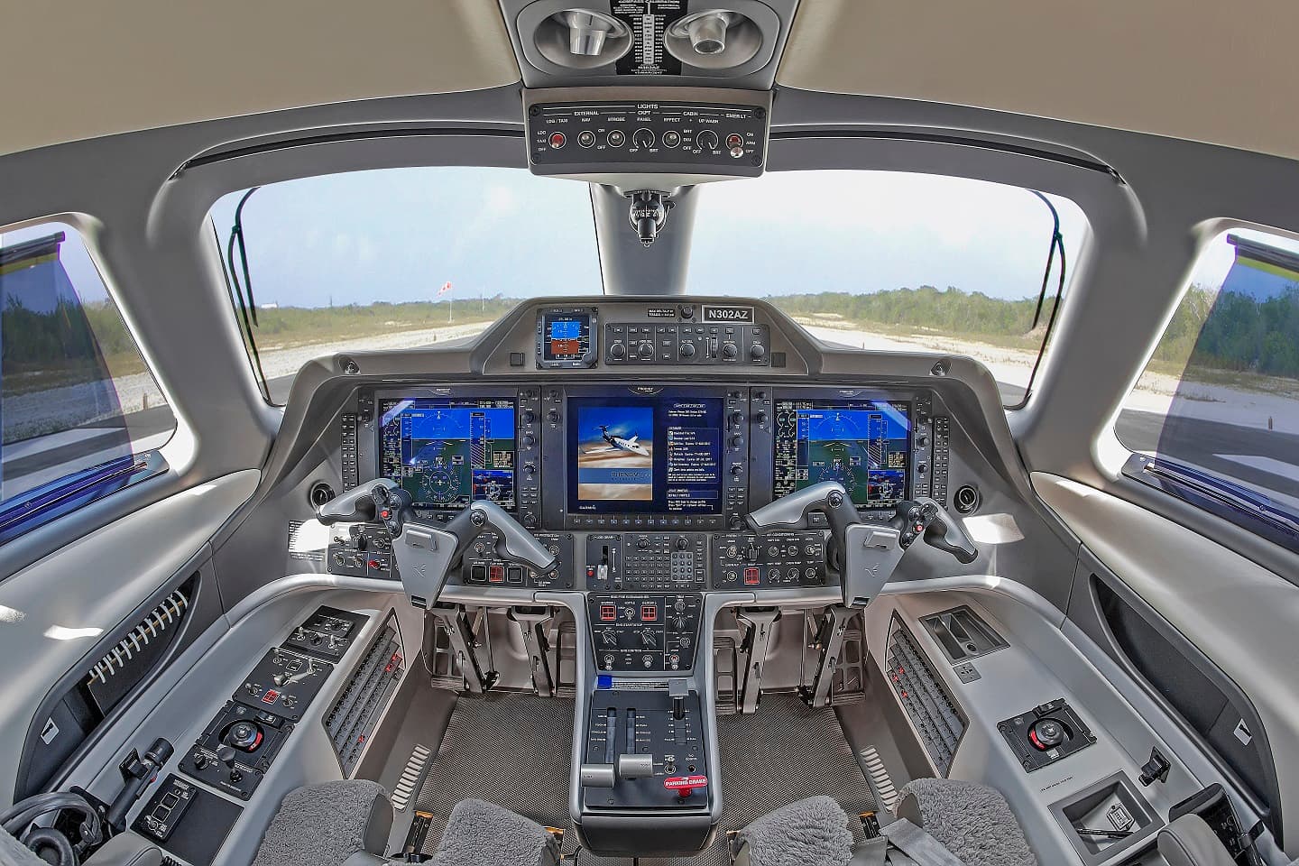 Embraer Phenom 300 - image 5