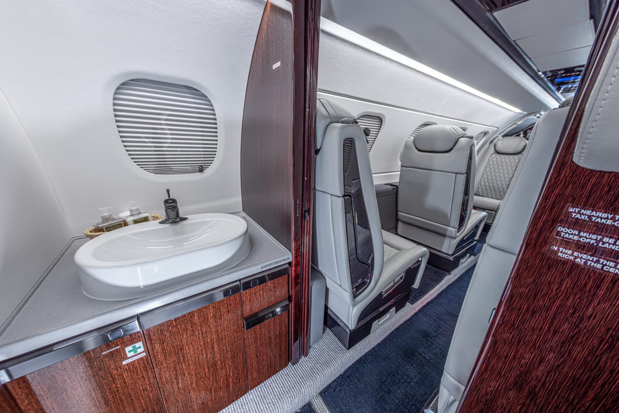 Embraer Phenom 300 - image 5