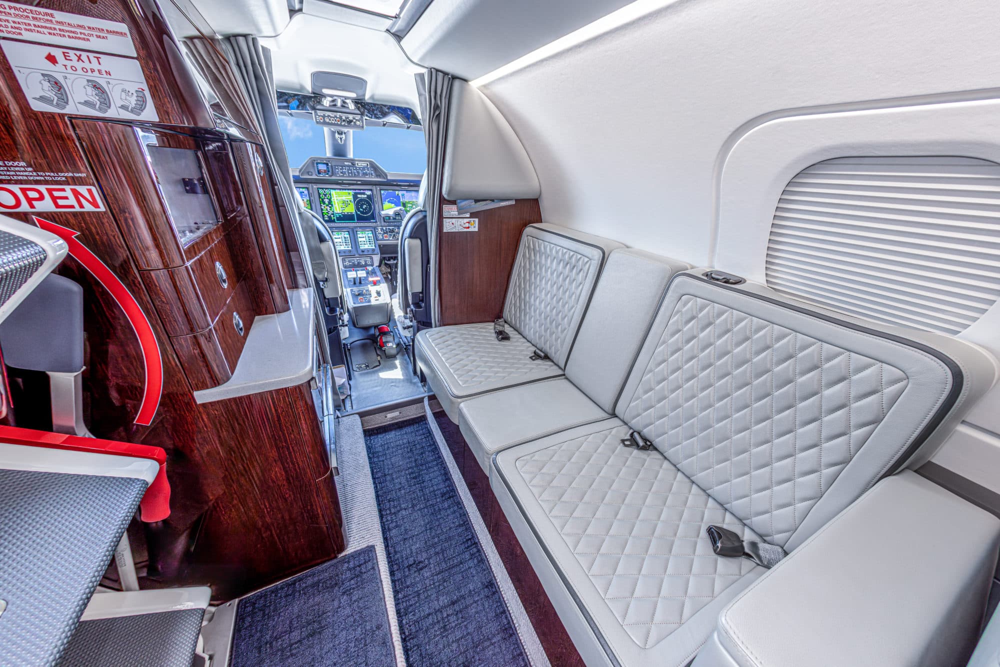 Embraer Phenom 300 - image 4