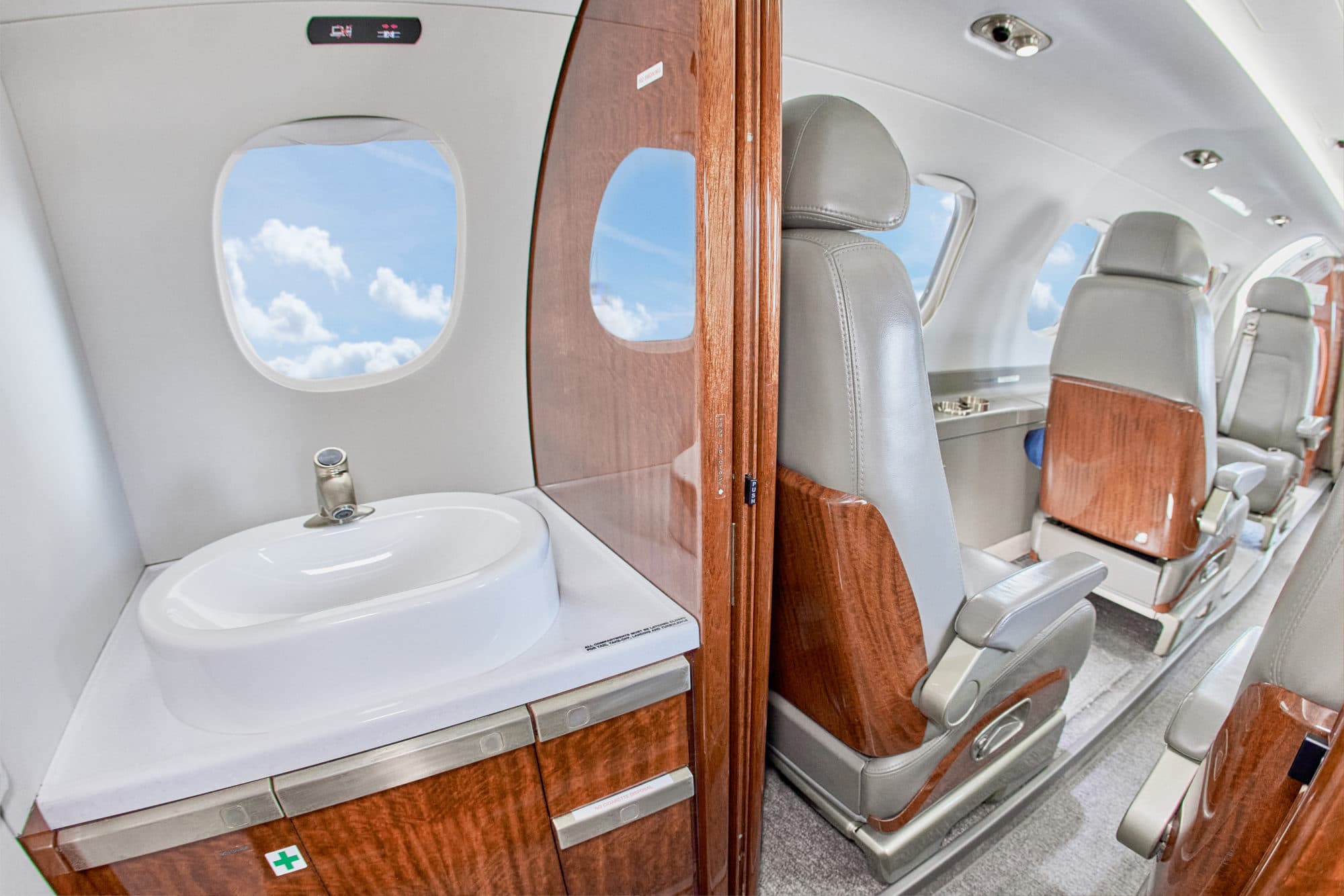 Embraer Phenom 300 - image 4