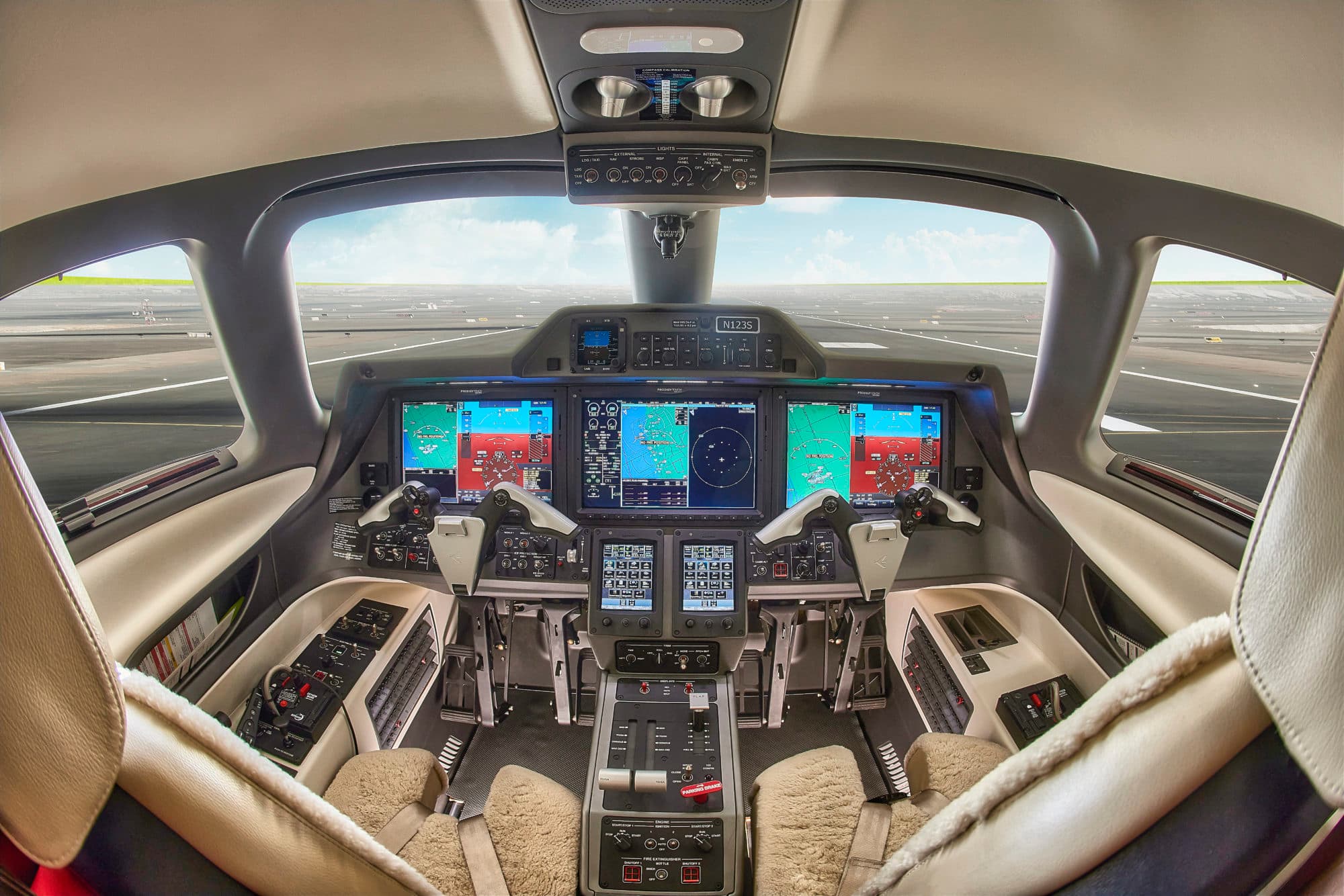 Embraer Phenom 300 - image 5