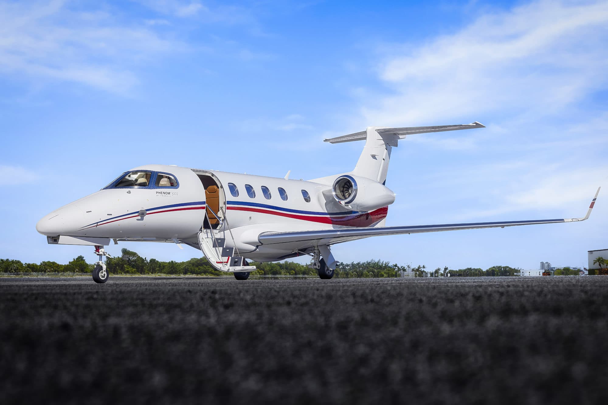 Embraer Phenom 300 - image 1