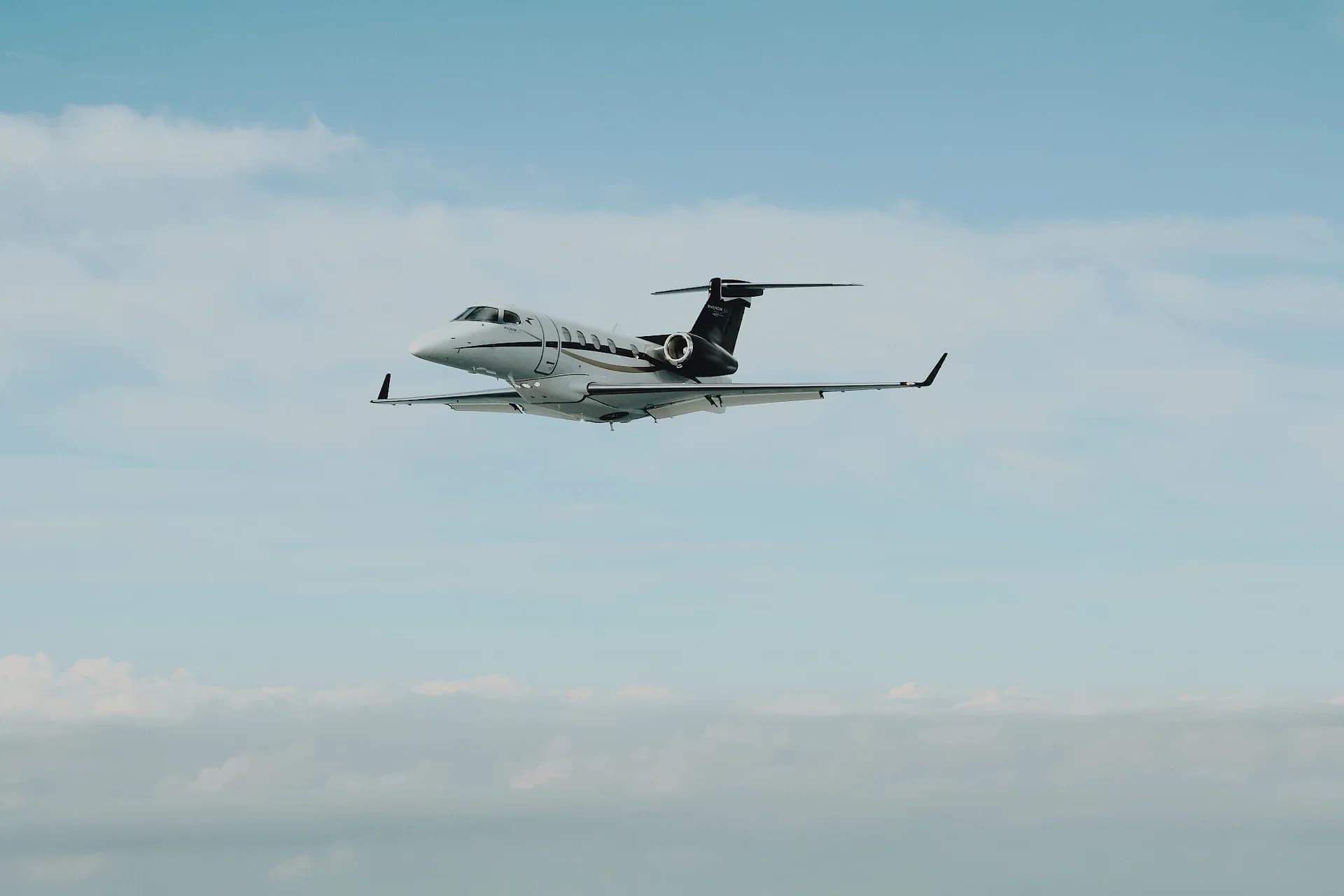 Embraer Phenom 100 - image 1